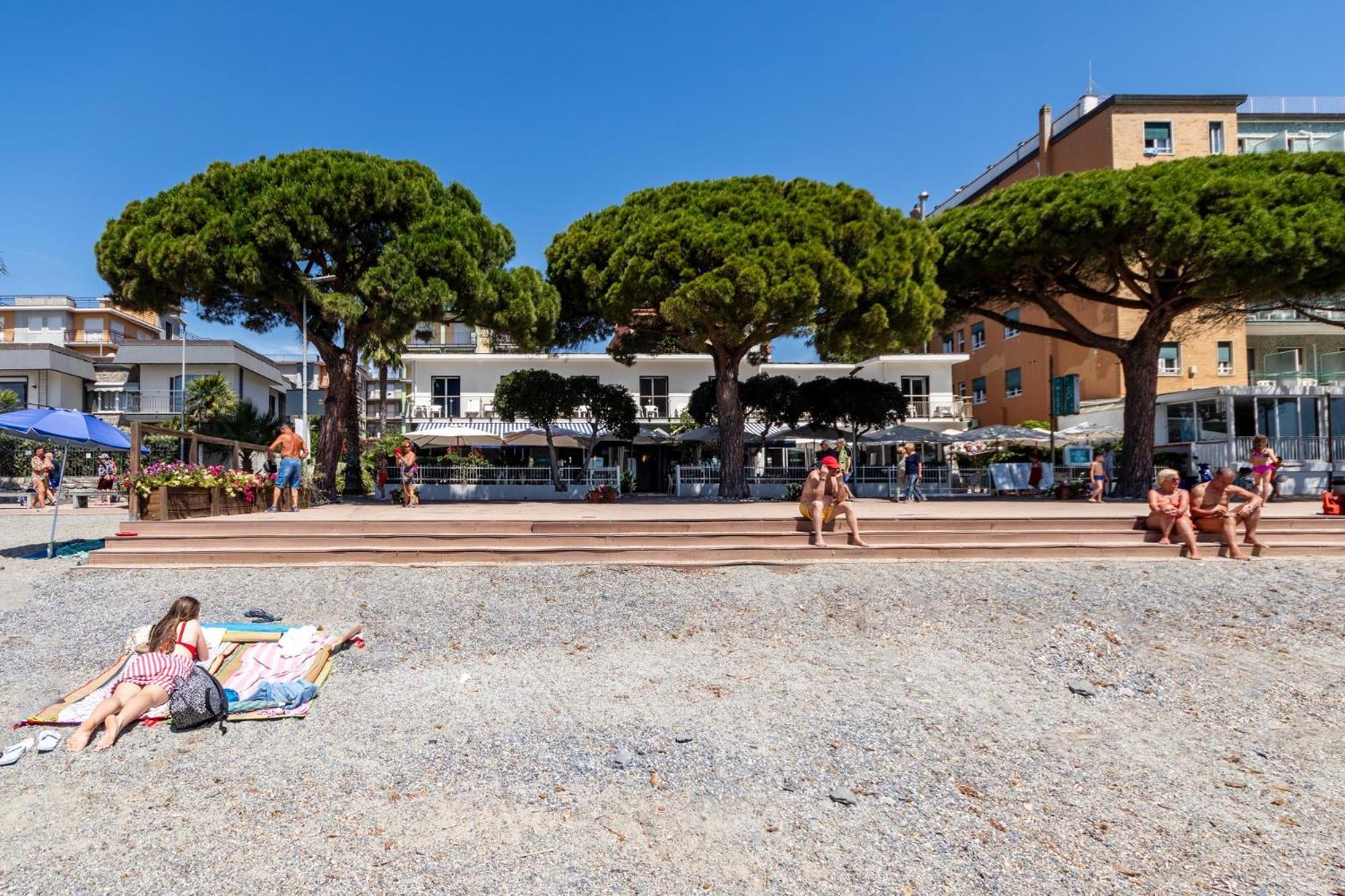 Piccolo Hotel Le Palme San Bartolomeo Al Mare Buitenkant foto