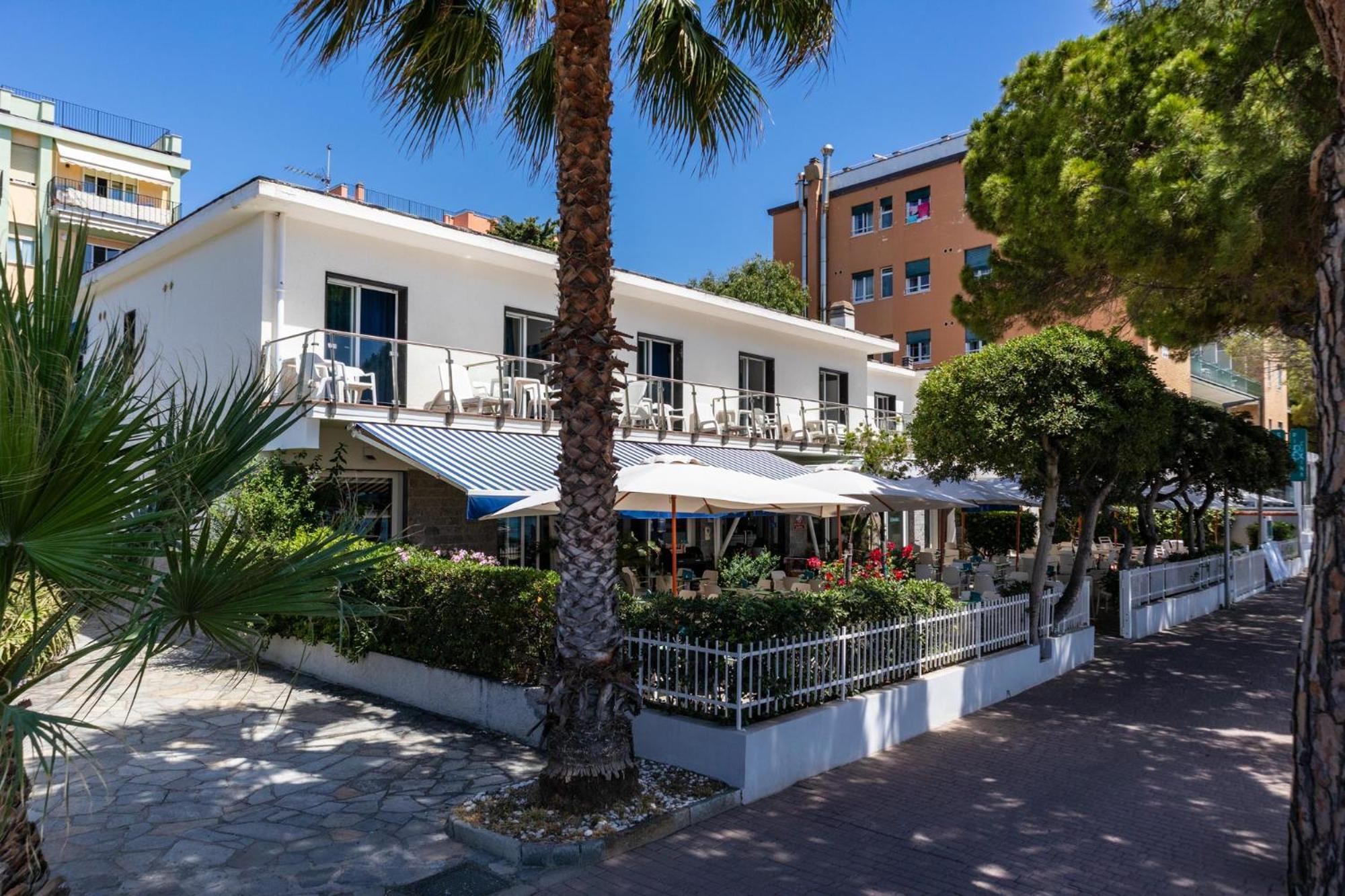 Piccolo Hotel Le Palme San Bartolomeo Al Mare Buitenkant foto