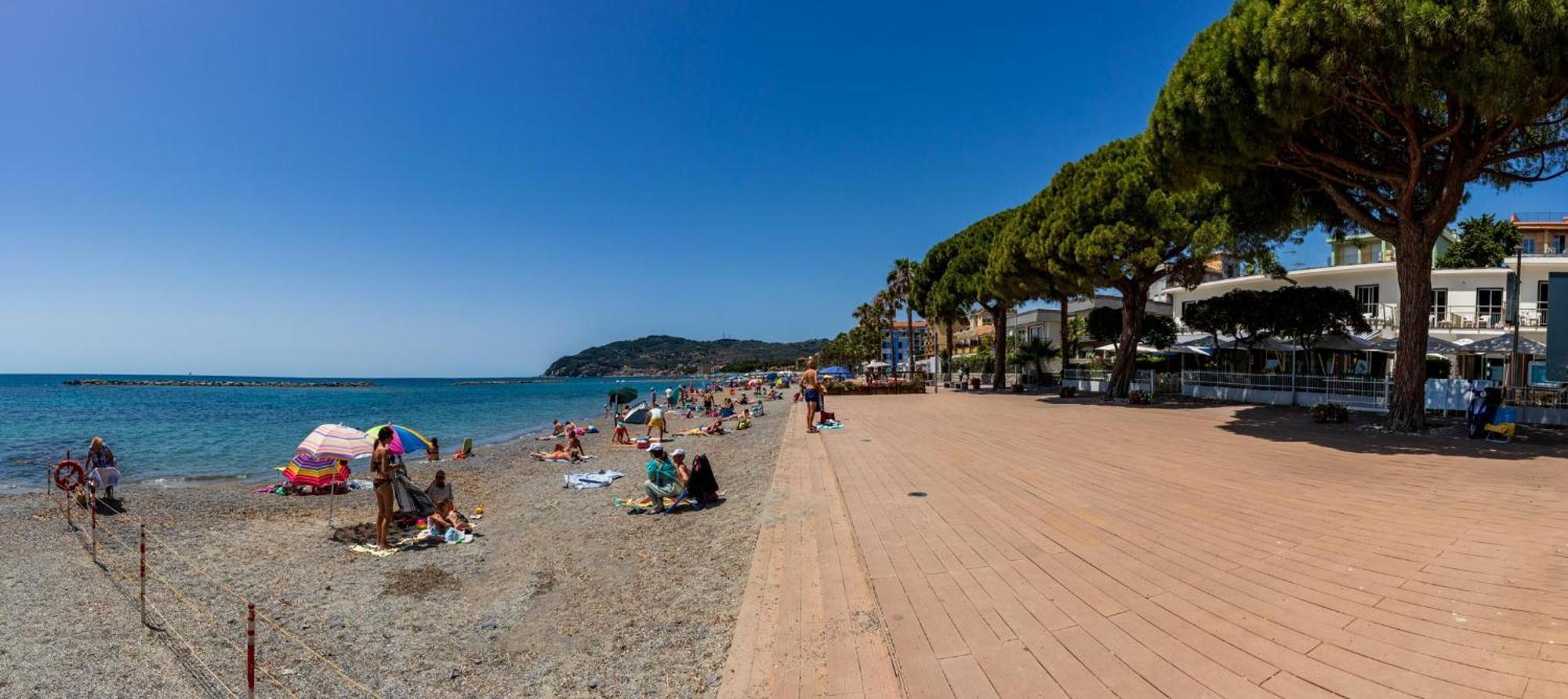 Piccolo Hotel Le Palme San Bartolomeo Al Mare Buitenkant foto